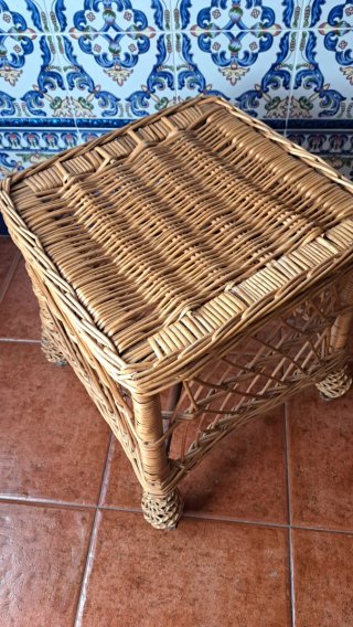 Taburete de mimbre y madera