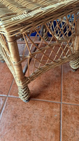 Taburete de mimbre y madera