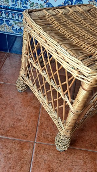 Taburete de mimbre y madera
