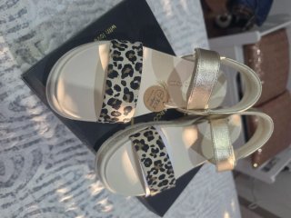 Sandalias Marco Tozzi doradas y leopardo.