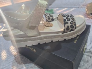 Sandalias Marco Tozzi doradas y leopardo.