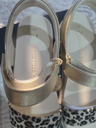Sandalias Marco Tozzi doradas y leopardo.