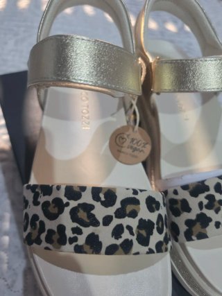 Sandalias Marco Tozzi doradas y leopardo.