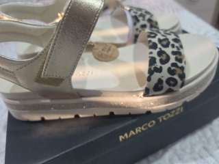 Sandalias Marco Tozzi doradas y leopardo.