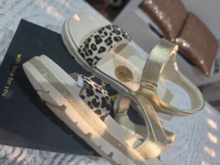 Sandalias Marco Tozzi doradas y leopardo.
