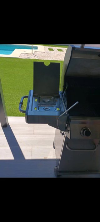 Barbacoa de gas negra y plateada