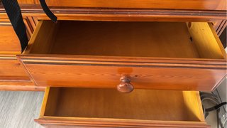 Armario vintage de madera maciza.