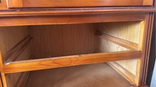 Armario vintage de madera maciza.