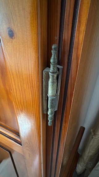 Armario vintage de madera maciza.