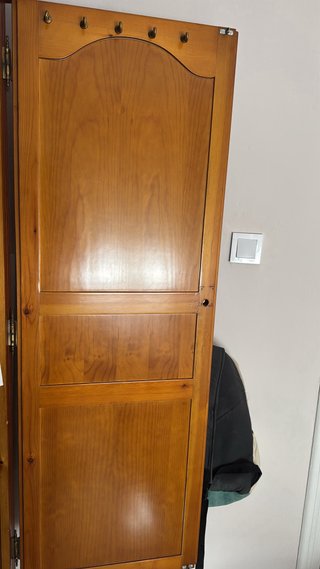 Armario vintage de madera maciza.