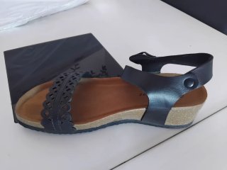 Sandalia negra con cuña
