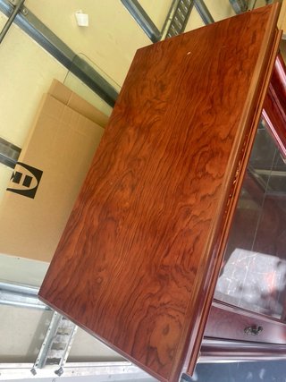 Vitrina de madera y cristal con cajones