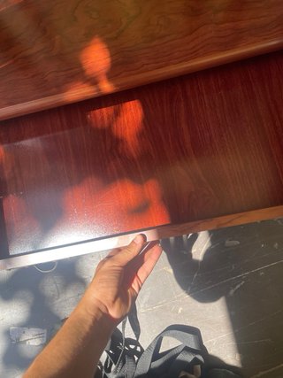 Vitrina de madera y cristal con cajones