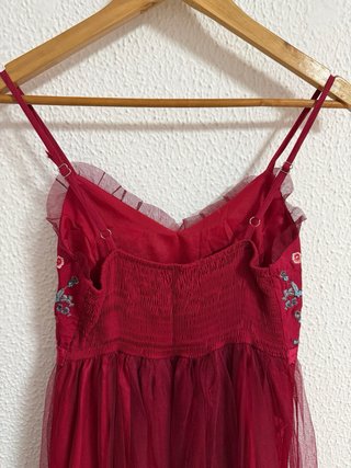 Vestido midi rojo bordado tul