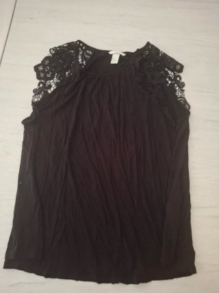 Camiseta H&M negra con encaje