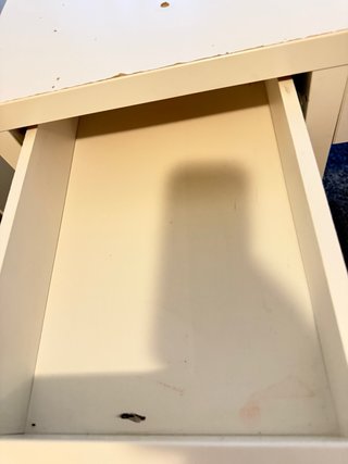 Escritorio blanco con cajón y estanterías