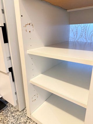 Escritorio blanco con cajón y estanterías