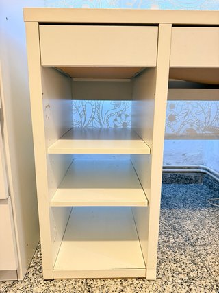 Escritorio blanco con cajón y estanterías