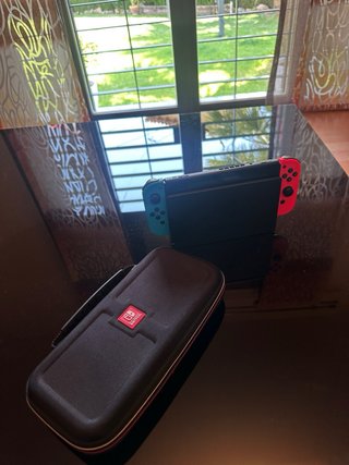 Nintendo Switch con funda y base de carga