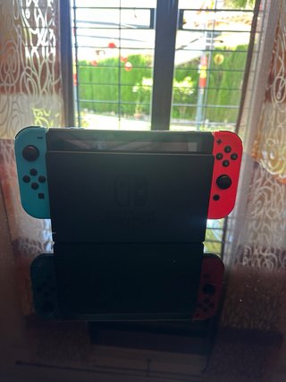 Nintendo Switch con funda y base de carga