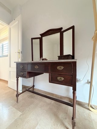 Tocador de madera con tapa de mármol