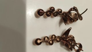 Pendientes dorados con perlas blancas. Calidad.