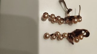 Pendientes dorados con perlas blancas. Calidad.