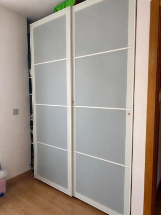 Guardaroba modulare Pax di Ikea con porte scorrevoli
