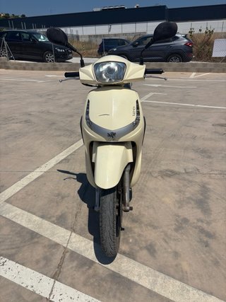 Peugeot 125 Beige Scooter