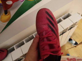 Botas de fútbol Adidas rosas y negras