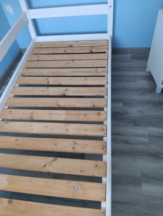 Cama casita blanca  de madera maziza es de 90