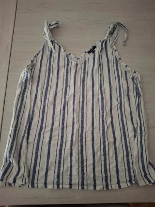 Camiseta de rayas azul y blanco