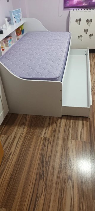 Cama juvenil nido blanca con estantería