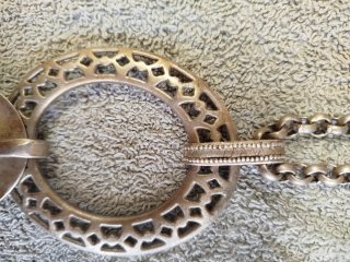 Collar con forma mano de Fátima metal plateado.