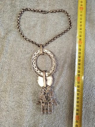 Collar con forma mano de Fátima metal plateado.
