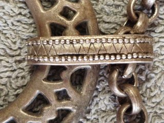 Collar con forma mano de Fátima metal plateado.