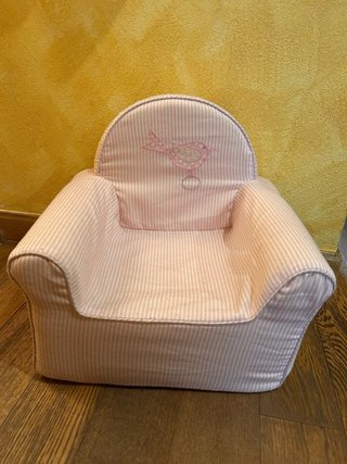 Sofá infantil rosa con pajarito