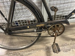 Bicicleta antigua de varillas, marca Raja