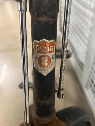 Bicicleta antigua de varillas, marca Raja