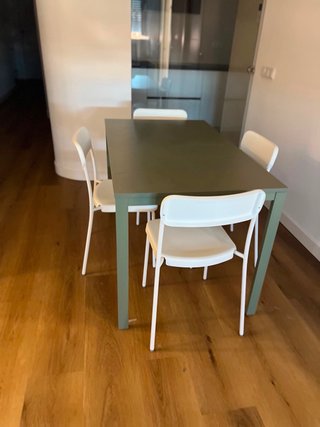 Mesa verde con 5 sillas blancas