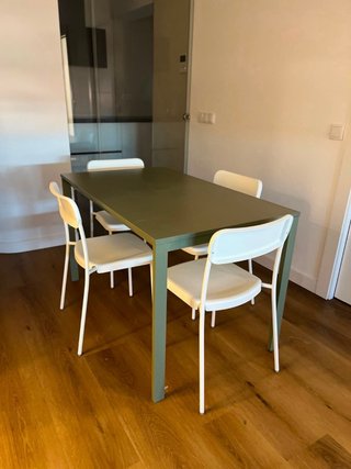 Mesa verde con 5 sillas blancas