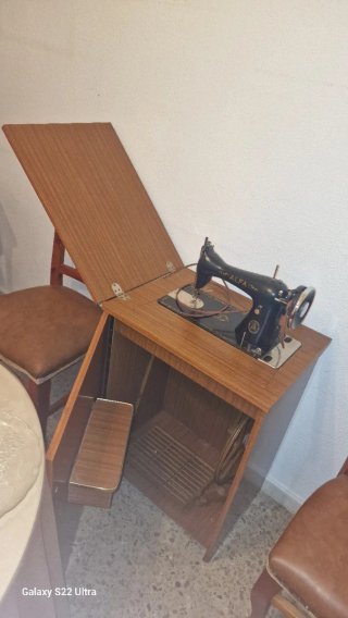 Máquina de coser Alfa antigua manual