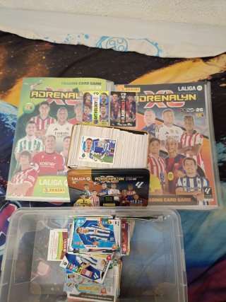 Álbumes y cartas fútbol Adrenalyn 2025-26