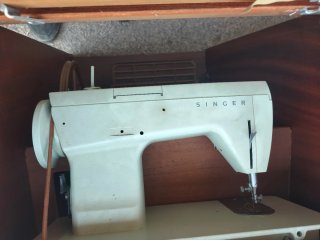 Máquina de coser Singer antigua está completa
