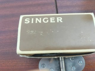 Máquina de coser Singer antigua está completa