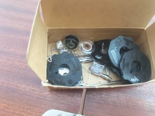 Máquina de coser Singer antigua está completa