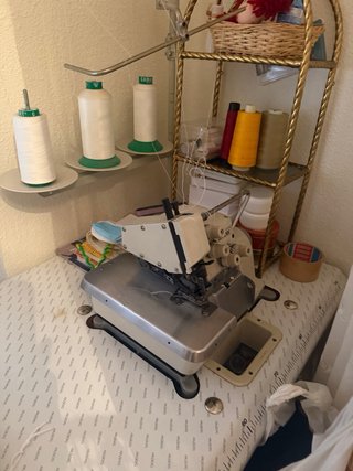 Remalladora Overlock Brother EF4-B561 con bancada
