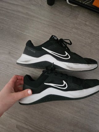 Zapatillas deportivas Nike negras y blancas