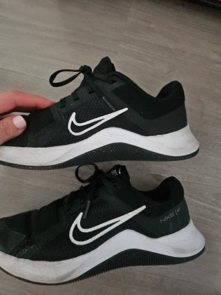 Zapatillas deportivas Nike negras y blancas