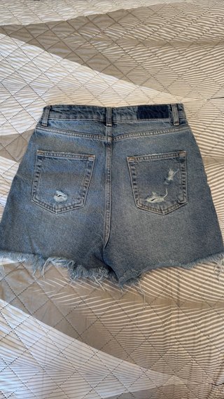 Pantalón corto vaquero desgastado